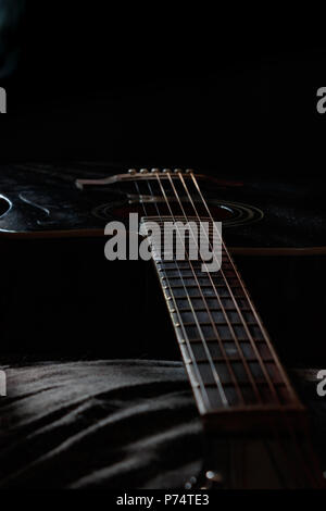 Gitarre Verlegung im dunklen Zimmer mit Mondlicht auf Sie 2 Stockfoto