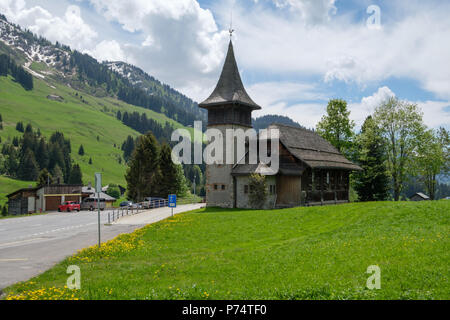 Kirche in der Ortschaft Les Mosses, Waadt, Schweiz Stockfoto