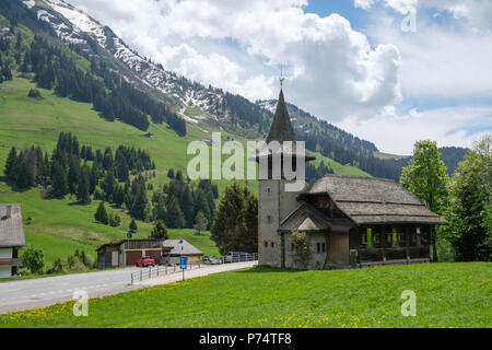 Kirche in der Ortschaft Les Mosses, Waadt, Schweiz Stockfoto