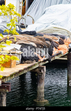 Dock mit Netzen und einem überdachten Boot 2 Stockfoto