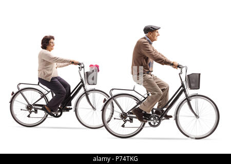 Ältere Frau und ein älterer Mann auf dem Fahrrad auf weißem Hintergrund Stockfoto