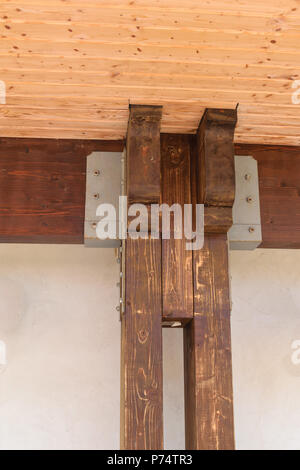 Holzbalken und Säule Kreuzung professionell von Metall Platte angeschlossen Stockfoto