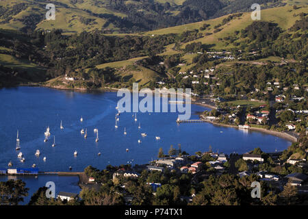 Malerischer Blick auf die Stadt und den Hafen von Akaroa, auf Banken Halbinsel, Neuseeland Stockfoto