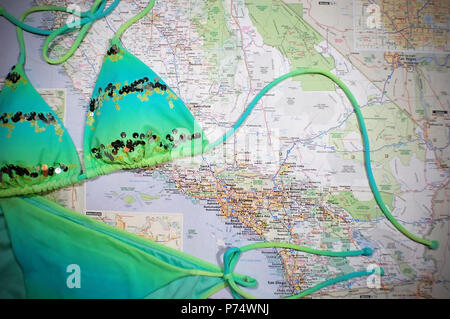 Ein String Bikini abgebildet mit einer Karte von Los Angeles, CA. Stockfoto