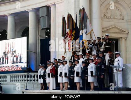 WASHINGTON, D.C. (15. Juni 2014) Mitglieder der U.S. Navy Band Sea Chanters teilnehmen, als Teil der gemeinsamen Streitkräfte Chorus 150 Arlington National Friedhof Jahrestag zu gedenken. Arlington National Cemetery einen musikalischen und historischen Tribut an die Vergangenheit, Gegenwart und Zukunft mit Erläuterungen dargestellt von Sekretär der Armee, der Frau Abgeordneten John McHugh und Musik von der gemeinsamen Streitkräfte Chorus und der Präsident selbst, 'U.S. Marine Band. Stockfoto