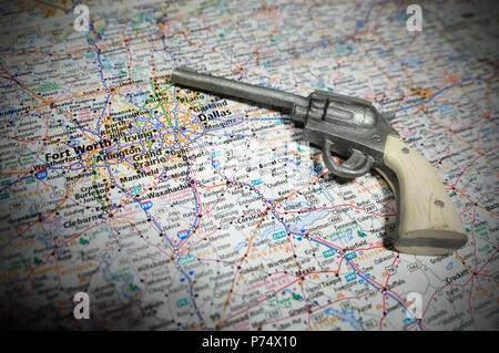 Eine spielzeugpistole dargestellt mit einer Karte von Dallas Forth Worth und Gun Barrel City, TX. Stockfoto