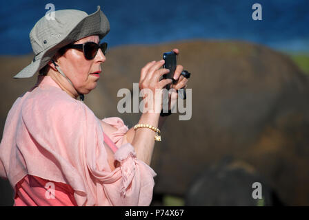 Touristen fotografieren in Safaribugen im Kaudulla Nationalpark, Sri Lanka. Stockfoto
