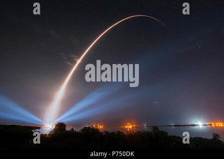 CANAVERAL AIR FORCE STATION, Fla., (Jan. 20, 2015) ein United Launch Alliance (ULA) Atlas-V-Rakete, die das dritte Ziel der mobilen Benutzer System Satelliten für die U.S. Navy erzeugt eine leichte Spur als es abhebt Dienstag, Januar 20, 2015 von Space Launch Complex-41 um 8:04 Uhr EST. Die muos-3 wird fortgesetzt mission Leistungsfähigkeit der vorhandenen Ultra High Frequency Satellite Communications System, dass eine bessere und sichere mobile Kommunikation zu den warfighter gewährleisten. Stockfoto