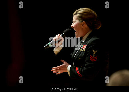 DAYTONA BEACH, Fla. (Feb. 26, 2015) Musiker 1. Klasse Casey Campbell, von Lubbock, Texas, führt mit der US-Navy Band am Peabody Auditorium in Daytona Beach, Fla. Die US-Marine Band tourt Südosten der Vereinigten Staaten, mit Auftritten in 32 Städten. Stockfoto