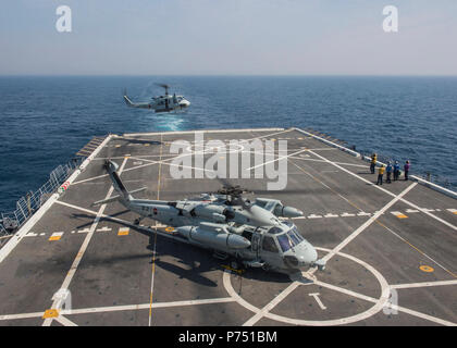 Östlich DER KOREANISCHEN HALBINSEL (27. März 2015) Republik Korea marine Hubschrauber landen auf dem Flugdeck des amphibious Transport dock Schiff USS Green Bay LPD (20) während des Flugbetriebs. Us-Matrosen und Marines von Bonhomme Richard Amphibious Ready Gruppe und der 31 Marine Expeditionary Unit (31 MEU) sind an die koreanische Marine Austauschprogramm in der Republik Korea mit der Republik Korea Marine Corps und der Marine. Stockfoto