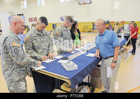 Chris Glennon (rechts), United Services Automobile Association Vertreter, spricht mit den Soldaten und Familienangehörige an der Gesundheit 2013 und Fitness Expo am Fort Rucker, Ala 16. Mai 2013. Stockfoto