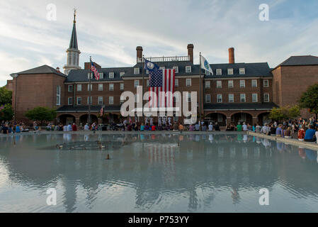 ALEXANDRIA, VA (Aug. 21, 2015) Mitglieder der U.S. Navy Band Sea Chanters am Marktplatz in der Altstadt Alexandria durchführen. Die Sea Chanters ist der Premier Chor der United States Navy. Stockfoto