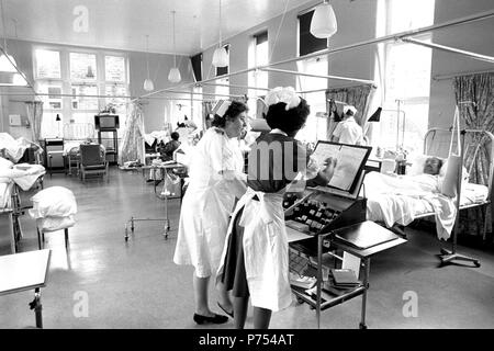 Foto vom 13/05/85 eine Station in Bradford Royal Infirmary, wo die Zahl der Opfer des Bradford City Stadion Feuer Katastrophe behandelt wurden. Der NHS wird sein 70-jähriges Jubiläum am Donnerstag, 05. Juli 2018 feiern. Stockfoto