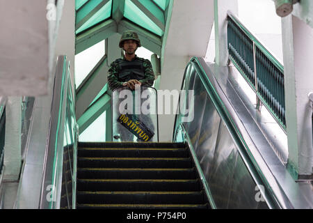 Thailändische Soldaten bewachten Eingang Station während der militärputsch, Bangkok, Thailand zum Skytrain Stockfoto