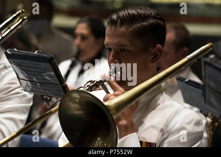 ANNAPOLIS (18. September 2015) Musiker 1. Klasse Jeremy Buckler führt einleitende Musik vor dem Eintritt in den Ruhestand und Veränderungen des Befehls Zeremonie in Alumni Hall an der US Naval Academy, wo Adm gehalten. John Richardson wurde der 31 Leiter der Naval Operations. Stockfoto