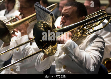 ANNAPOLIS (18. September 2015) Musiker 1. Klasse Michael Braun führt einleitende Musik vor dem Eintritt in den Ruhestand und Veränderungen des Befehls Zeremonie in Alumni Hall an der US Naval Academy, wo Adm gehalten. John Richardson wurde der 31 Leiter der Naval Operations. Stockfoto