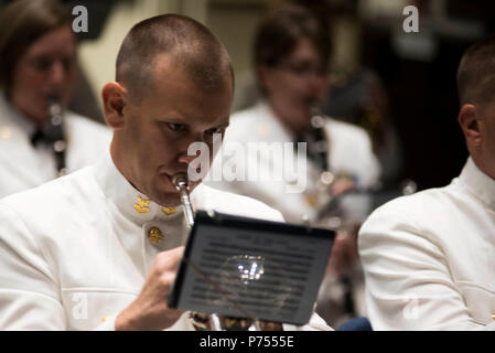 ANNAPOLIS (18. September 2015) Musiker 1. Klasse Jesse König einleitende Musik vor dem Eintritt in den Ruhestand und Veränderungen des Befehls Zeremonie in Alumni Hall an der US Naval Academy, wo Adm gehalten führt. John Richardson wurde der 31 Leiter der Naval Operations. Stockfoto