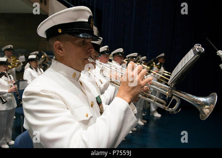 ANNAPOLIS (18. September 2015) Chief Musiker Eric Lopez während einer Pensionierung und Ändern des Befehls Zeremonie in Alumni Hall an der US Naval Academy, wo Adm gehalten führt. John Richardson wurde der 31 Leiter der Naval Operations. Stockfoto