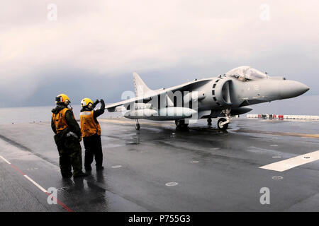 Mittelmeer (Okt. 2010) 21, 2015) der Luftfahrt Bootsmann Mate (Handling) 3. Klasse Sarahkate Barambangan, von Los Angeles, Signale der Pilot eines AV-8B Harrier an Bord der Amphibisches Schiff USS Kearsarge (LHD 3) Okt. 21, 2015. Kearsarge, eingesetzt als Teil der Kearsarge amphibischen bereit, Gruppe, ist die Durchführung von naval Operations in den USA 6 Flotte Bereich der Maßnahmen zur Unterstützung der US-amerikanischen nationalen Sicherheitsinteressen in Europa. Stockfoto