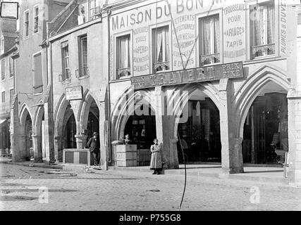 Français: Maisons à Arcades ogivales, place de la République, Carentan APMH 0022084. 12 Arkaden de Carentan - Jean-Eugene Durand Stockfoto