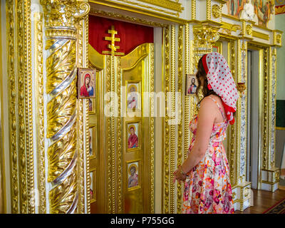 Odessa, Ukraine. Juli 27, 2017. Die Kirche. Eine Frau in der Kirche betet. Stockfoto