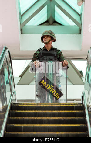 Thailändische Soldaten bewachten Eingang Station während der militärputsch, Bangkok, Thailand zum Skytrain Stockfoto