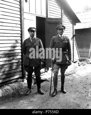 Englisch: Assistant Inspector General Stephen Galatti und Generalinspekteur A. Piatt Andrew in American Field Service Uniformen bei 21 rue Raynouard, der Ort, an dem sich die AFS-Hauptsitz in Paris, Frankreich. Die AFS-Archive. 1917 12 Assistant Inspector General Stephen Galatti und Generalinspekteur A. Piatt Andrew bei AFS-Hauptsitz in Paris, Frankreich, 1917 Stockfoto