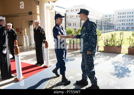 NAVAL SUPPORT ACTIVITY NEAPEL, Italien (31. 17, 2015) U.S. Naval Forces Europa-afrika Stabschef, hintere Adm. Cathal O'Connor, rechts, begrüßt der stellvertretende Kommandant, der U.S. Coast Guard, Vice. Adm. Charles Michel, der US-amerikanischen 6 Fuhrpark-zentrale, Dez. 17, 2015. 6. US-Flotte mit Sitz in Neapel, Italien, führt das gesamte Spektrum von Gelenk- und Naval operations, oft im Konzert mit Alliierten, Gelenk- und zwischenbehördliche Partner, um US-amerikanischen nationalen Interessen und die Sicherheit und Stabilität in Europa und Afrika. Stockfoto