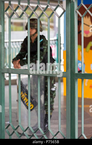 Thailändische Soldaten in Kampfausrüstung guarding Skytrain station Eingang während der militärputsch, Bangkok, Thailand Stockfoto