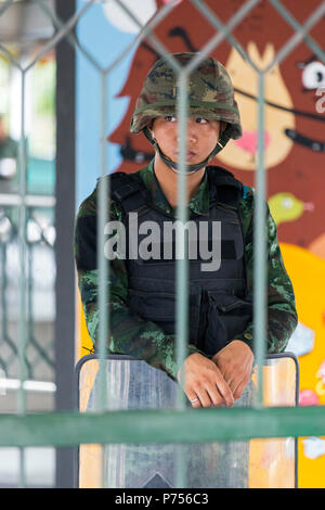 Thailändische Soldaten in Kampfausrüstung guarding Skytrain station Eingang während der militärputsch, Bangkok, Thailand Stockfoto