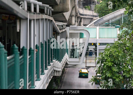 Thailändische Soldaten in Kampfausrüstung guarding Skytrain station Eingang während der militärputsch, Bangkok, Thailand Stockfoto