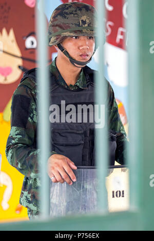 Thailändische Soldaten in Kampfausrüstung guarding Skytrain station Eingang während der militärputsch, Bangkok, Thailand Stockfoto