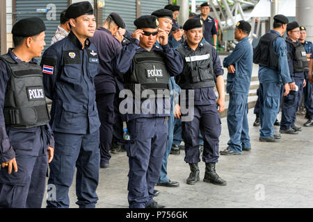 Polizei bewacht Victoria Monument, das sich während der militärputsch, Bangkok, Thailand Stockfoto