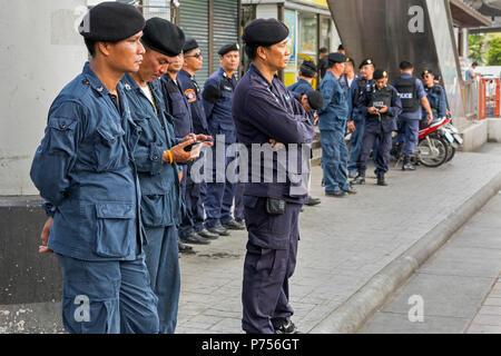 Polizei bewacht Victoria Monument, das sich während der militärputsch, Bangkok, Thailand Stockfoto