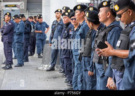 Polizei bewacht Victoria Monument, das sich während der militärputsch, Bangkok, Thailand Stockfoto