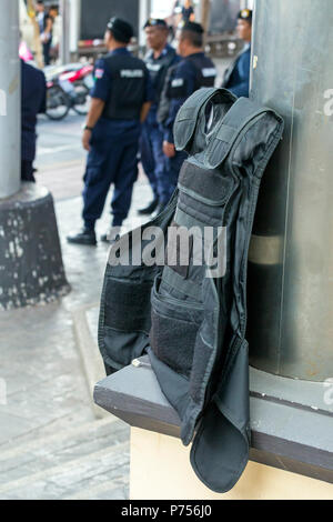 Polizei bewacht Victoria Monument, das sich während der militärputsch, Bangkok, Thailand Stockfoto