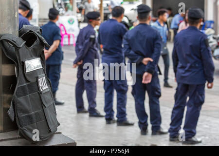 Polizei bewacht Victoria Monument, das sich während der militärputsch, Bangkok, Thailand Stockfoto