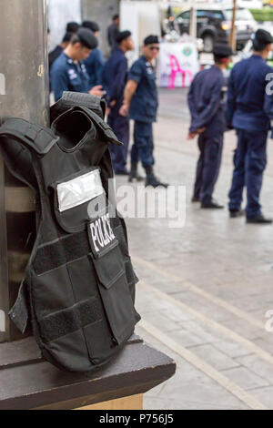 Polizei bewacht Victoria Monument, das sich während der militärputsch, Bangkok, Thailand Stockfoto