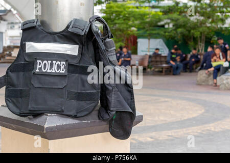 Polizei bewacht Victoria Monument, das sich während der militärputsch, Bangkok, Thailand Stockfoto