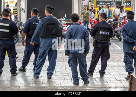 Polizei bewacht Victoria Monument, das sich während der militärputsch, Bangkok, Thailand Stockfoto