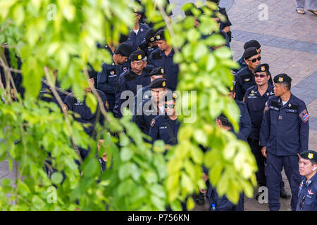 Polizei bewacht Victoria Monument, das sich während der militärputsch, Bangkok, Thailand Stockfoto