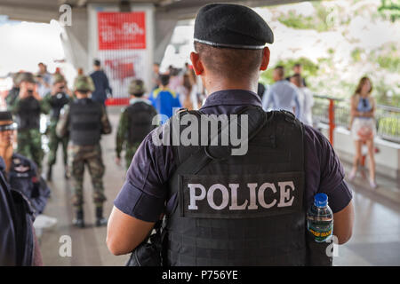 Polizei bewacht Victoria Monument, das sich während der militärputsch, Bangkok, Thailand Stockfoto