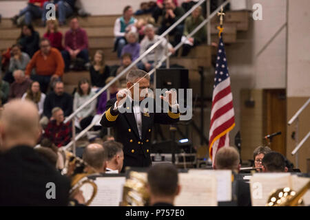 LOCK HAVEN PA (Feb. 25, 2016) Kapitän Kenneth Collins führt die US-Marine Band auf Lock's Haven Universität Ost Campus-sporthalle Donnerstag Abend. Die US-Marine Band ist auf eine 25-tägige Reise durch den Nordosten der Vereinigten Staaten. Stockfoto