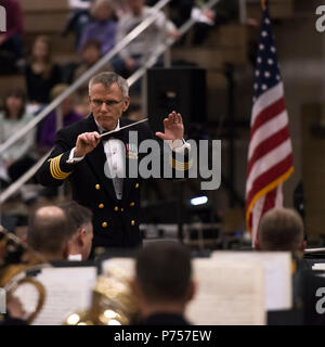 LOCK HAVEN PA (Feb. 25, 2016) Kapitän Kenneth Collins führt die US-Marine Band auf Lock's Haven Universität Ost Campus-sporthalle Donnerstag Abend. Die US-Marine Band ist auf eine 25-tägige Reise durch den Nordosten der Vereinigten Staaten. Stockfoto