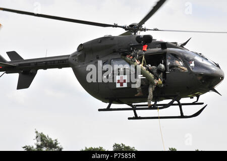 Nebraska und Iowa National Guard Soldaten zur 1. Staffel zugeordnet, 376 Aviation Bataillon ein Hebezeug anbringen und Demonstration von ihren UH 72-A Lakota Juni 21, 2018 Verhalten bei Grafenwöhr Training Area, Deutschland. Die Einheiten sind Teil eines vier Monate rotational Bereitstellung nach Deutschland, wo sie die reale Welt MEDEVAC Mission für Hohenfels und Grafenwoehr von ihren aktiven Dienst Einheit Kollegen übernehmen. (U.S. Armee Foto vom Kapitän Joe Bush) Stockfoto