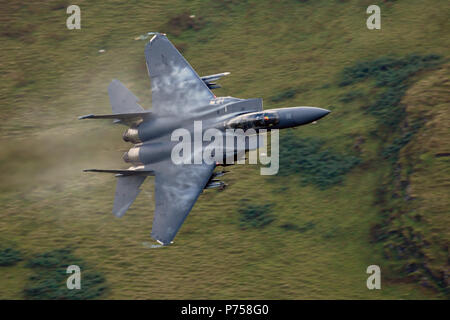 Ein 48Th Fighter Wing F-15E Strike Eagle Manöver durch die 'Mach Täler Loop' im Norden von Wales, Sept. 5, 2017. Die 492Nd und 494th Fighter Squadrons trainieren regelmäßig, um sicherzustellen, dass RAF Lakenheath einzigartige Air Combat Fähigkeiten bringt den Kampf. (Foto mit freundlicher Genehmigung von Nigel Blake) Stockfoto