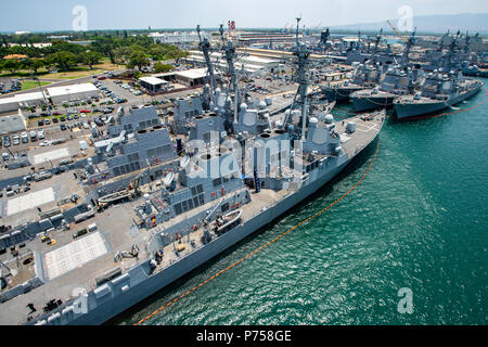 180702-N-CW 570-1563 JOINT BASE Pearl Harbor - HICKAM, Hawaii (2. Juli 2018) Internationale Schiffe in den Rand des Pazifik (Rimpac) 2018 Übung Moor bei Joint Base Pearl Harbor-Hickam vor Beginn der - auf See - Phase der Übung teilnehmen. 25 Nationen, 46 Schiffe, 5 U-Boote, über 200 Flugzeuge und 25.000 Angestellte beteiligen sich an Rimpac vom 27. Juni bis 2. August in und um die hawaiischen Inseln und Südkalifornien. Die weltweit größte internationale maritime Übung RIMPAC bietet eine einzigartige Ausbildung während der Förderung und Erhaltung der kooperative Beziehungen Stockfoto