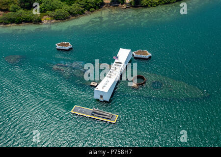 180702-N-CW 570-1605 JOINT BASE Pearl Harbor - HICKAM, Hawaii (2. Juli 2018) Das Schlachtschiff USS Arizona (BB 39) Memorial begrüßt internationale Schiffe Teilnahme an den Rand des Pazifik (Rimpac) Übung am Joint Base Pearl Harbor-Hickam. 25 Nationen, 46 Schiffe, 5 U-Boote, über 200 Flugzeuge und 25.000 Angestellte beteiligen sich an Rimpac vom 27. Juni bis 2. August in und um die hawaiischen Inseln und Südkalifornien. Die weltweit größte internationale maritime Übung RIMPAC bietet eine einzigartige Ausbildung während der Förderung und Erhaltung der kooperativen Beziehungen zwischen den Par Stockfoto