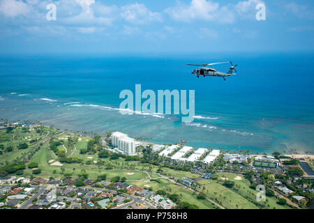 180702-N-CW 570-1842 HONOLULU, Hawaii (2. Juli 2018) Eine MH-60S Sea Hawk Hubschrauber, Hubschrauber Meer Combat Squadron (HSC) 8 zugewiesen, fliegt über Honolulu, Hawaii während der Pacific Rim (Rimpac) Übung, 2. Juli. 25 Nationen, 46 Schiffe, 5 U-Boote, über 200 Flugzeuge und 25.000 Angestellte beteiligen sich an Rimpac vom 27. Juni bis 2. August in und um die hawaiischen Inseln und Südkalifornien. Die weltweit größte internationale maritime Übung RIMPAC bietet eine einzigartige Ausbildung während der Förderung und Erhaltung der kooperative Beziehungen unter den Teilnehmerinnen und Teilnehmern kritisch Stockfoto