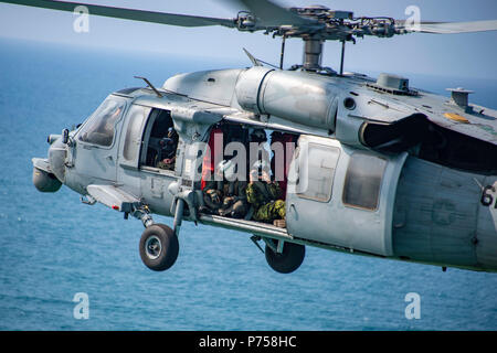 180702-N-CW 570-2161 HONOLULU, Hawaii (2. Juli 2018) Eine MH-60S Sea Hawk Hubschrauber, Hubschrauber Meer Combat Squadron (HSC) 8 zugewiesen, fliegt über Honolulu, Hawaii für ein Foto Übung während der Rand des Pazifik (Rimpac) Übung, 2. Juli. 25 Nationen, 46 Schiffe, 5 U-Boote, über 200 Flugzeuge und 25.000 Angestellte beteiligen sich an Rimpac vom 27. Juni bis 2. August in und um die hawaiischen Inseln und Südkalifornien. Die weltweit größte internationale maritime Übung RIMPAC bietet eine einzigartige Ausbildung während der Förderung und Erhaltung der kooperativen Beziehungen zwischen p Stockfoto